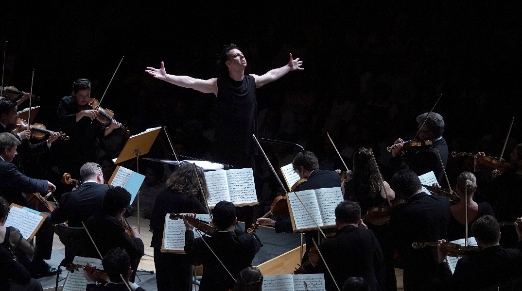 O Θεόδωρος Κουρεντζής και η ορχήστρα Utopia