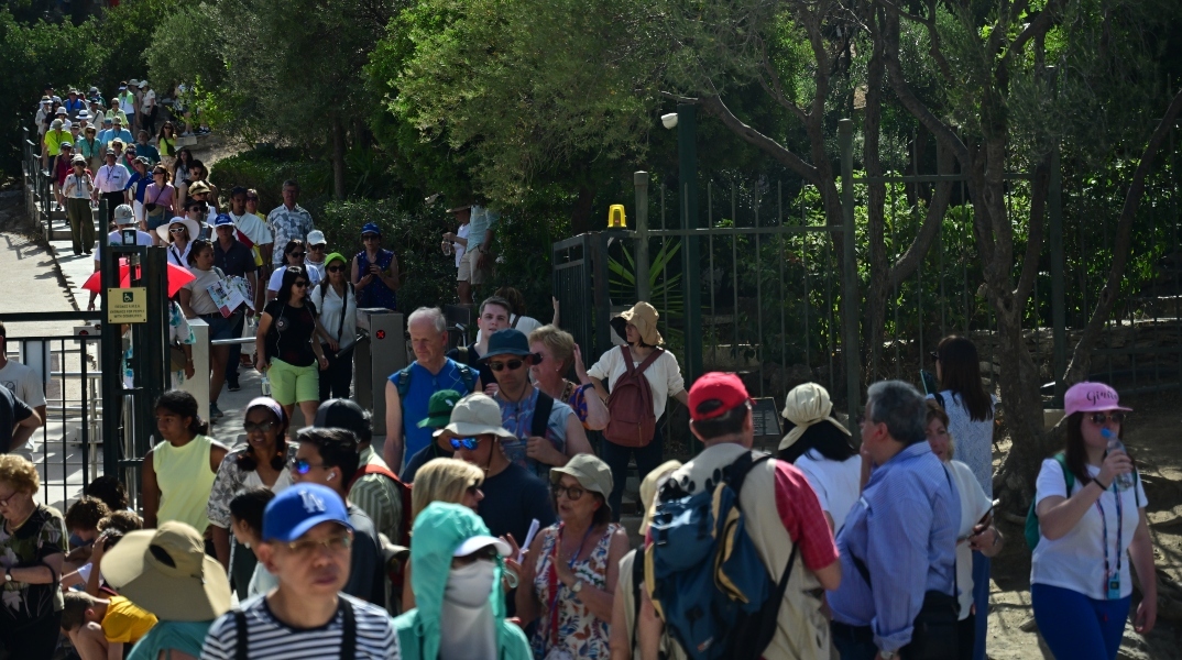 Τράπεζα της Ελλάδας: Αυξημένες οι εισπράξεις από τον τουρισμό