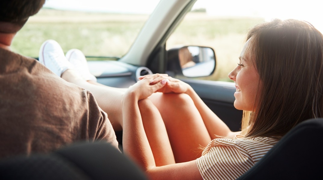 Γυναίκα μέσα σε αυτοκίνητο απολαμβάνει το ταξίδι της