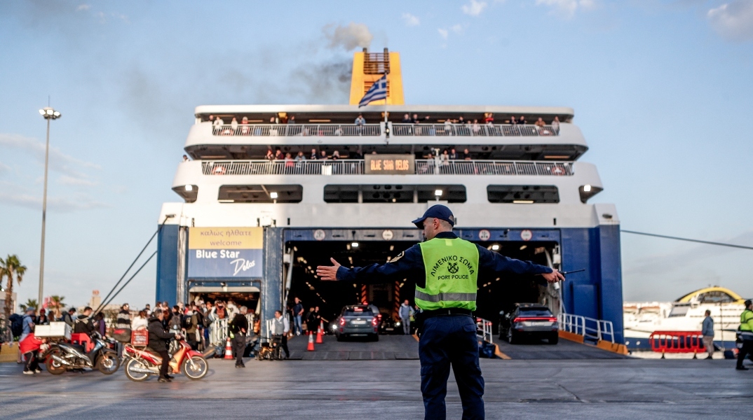 Αγίου Πνεύματος 2024: Φεύγουν με πλοία για το τριήμερο 