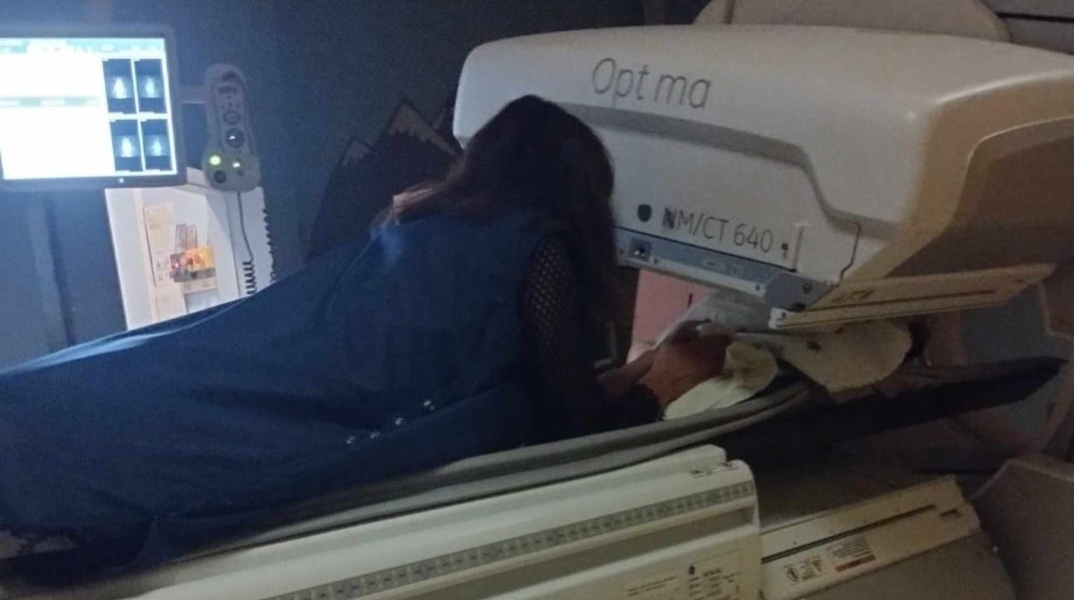 Aκτινολόγος στο «Ελπίδα» στον αξονικό τομογράφο με εγκαταλελειμμένο βρέφος