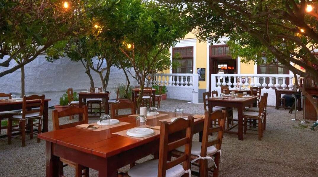 «Aρίων», ένα λαμπερό στέκι στη Σκάλα της Πάτμου