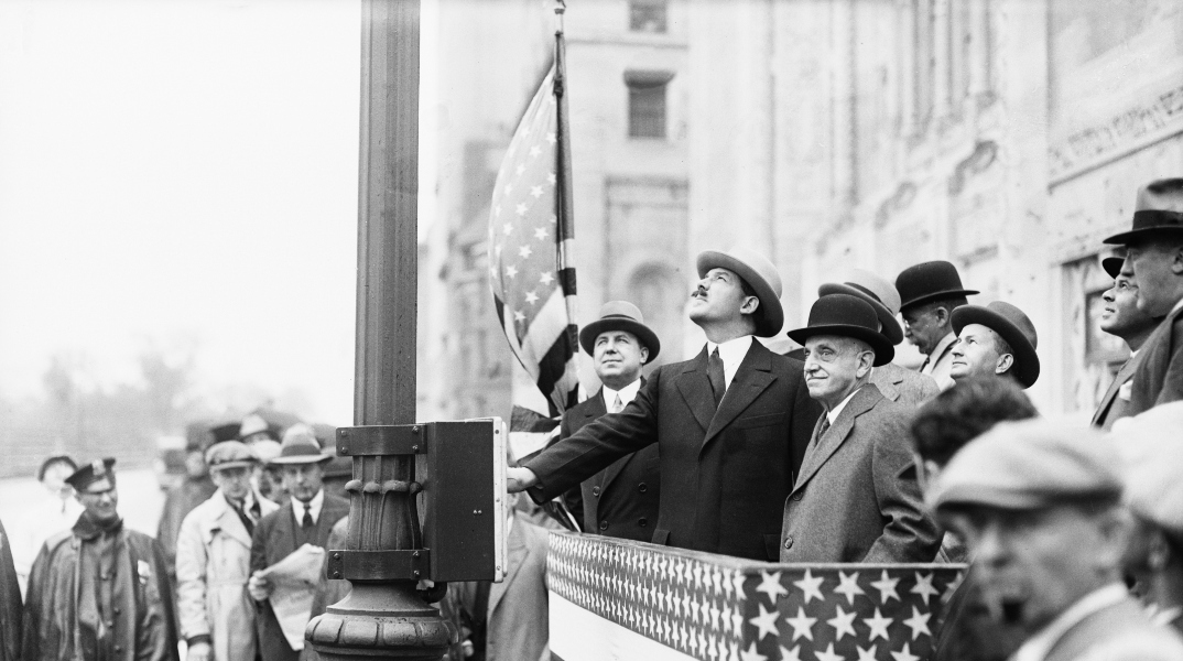 Σαν σήμερα, ο πρώτος φωτεινός σηματοδότης μπαίνει στην 5η λεωφόρο της Νέας Υόρκης