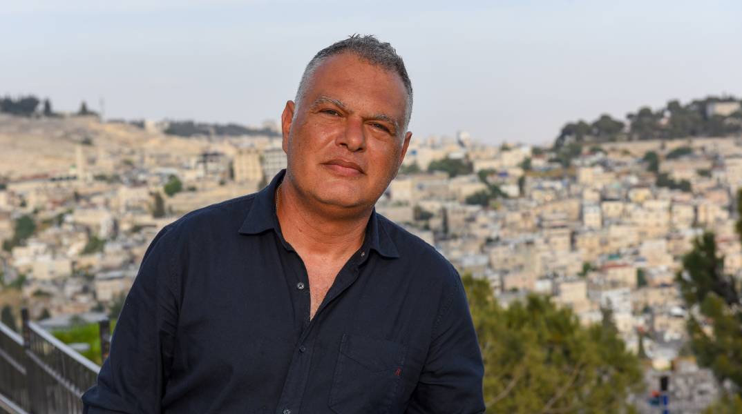 Γαβριήλ Χαρίτος: Συνέντευξη με τον αναλυτή της Μέσης Ανατολής για τον πόλεμο Ισραήλ-Χαμάς και τη ζωή στο Ισραήλ