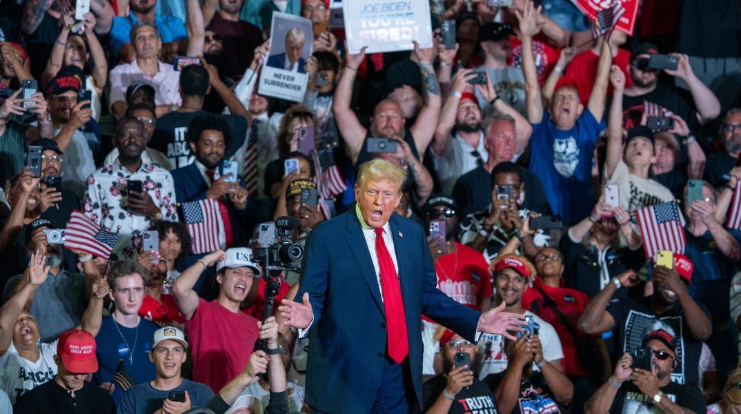 ΗΠΑ: Ο Ντόναλντ Τραμπ προτρέπει τους ευαγγελικούς χριστιανούς να τον ψηφίσουν μαζικά - Τι είπε για οπλοκατοχή, αμβλώσεις, μετανάστευση.