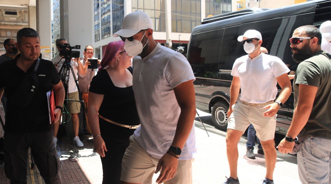 Ύδρα: Στον εισαγγελέα οι 13 της θαλαμηγού «Περσεφόνη» - Για τη φωτιά που προκλήθηκε από πυροτεχνήματα - Αντιμέτωποι με βαριές κατηγορίες. 