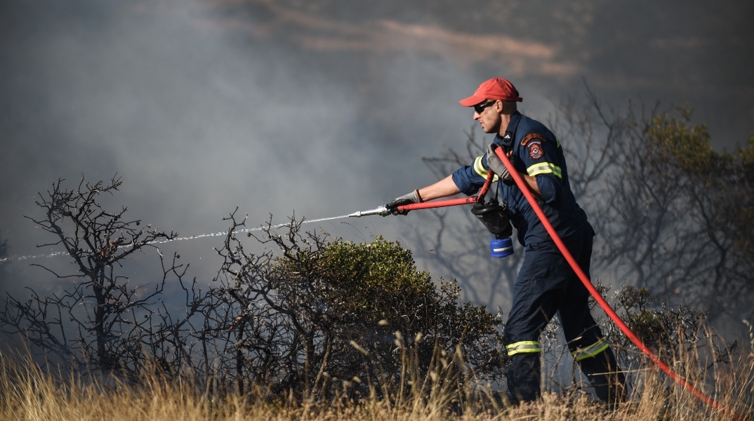 Φωτιά τώρα στο Μαρκόπουλο Αττικής