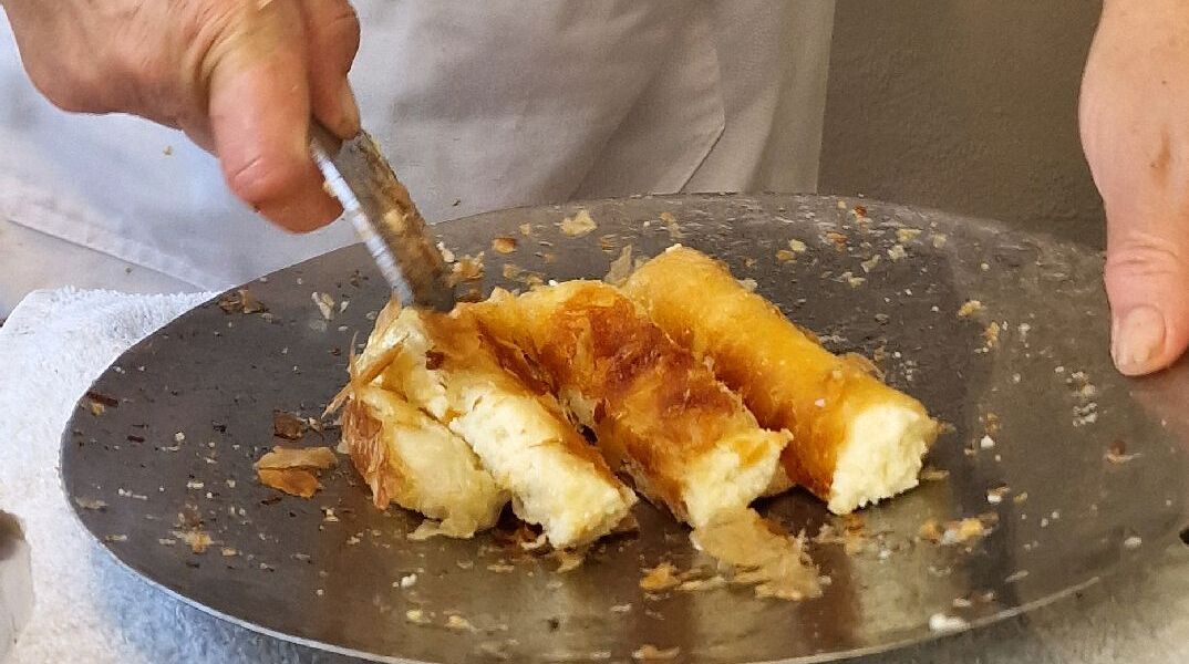 Η ξακουστή μπουγάτσα του Ιορδάνη στα Χανιά