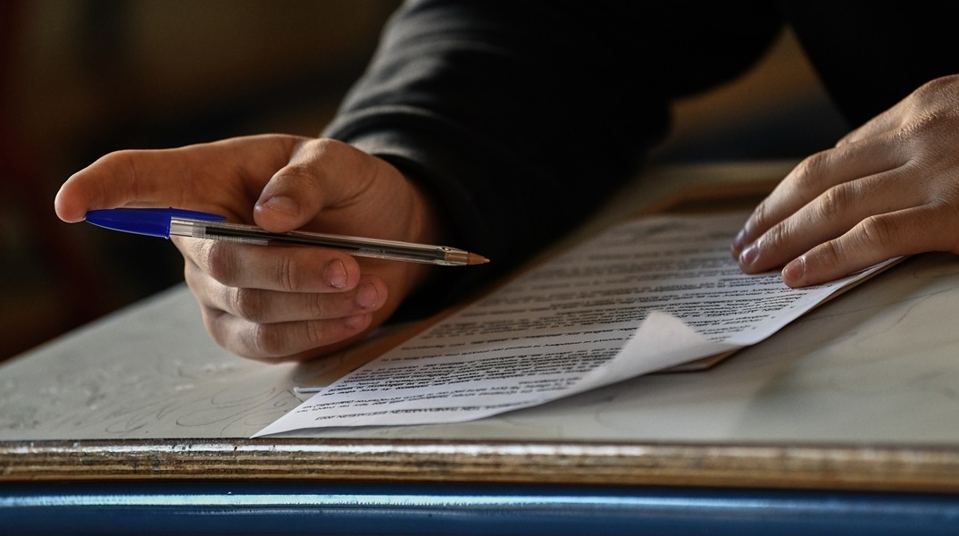 Υποψήφιος των Πανελληνίων με τα θέματα ανά χείρας