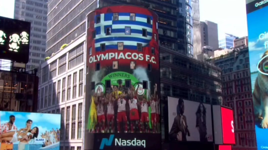 Ολυμπιακός: Στην Τάιμς Σκουέαρ της Νέας Υόρκης και τον εμβληματικό πύργο του Nasdaq - Διέσχισε τον Ατλαντικό η ιστορική κατάκτηση του Conference League