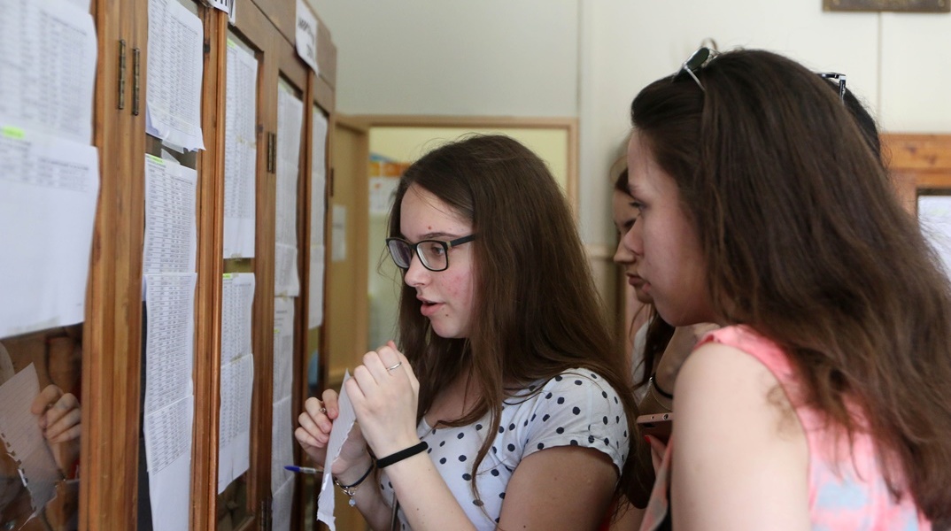 Υποψήφιοι των Πανελληνίων έξω από σχολείο για την ανακοίνωση των βαθμολογιών