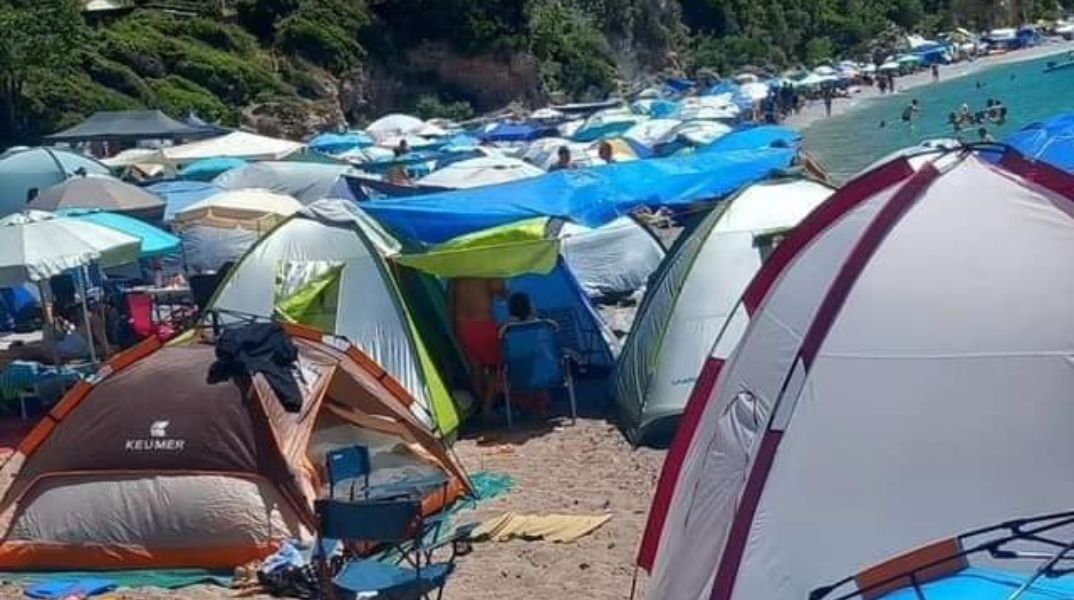 Εύβοια: «Πνίγηκε» στις σκηνές η γνωστή παραλία «γαλάζια λίμνη» - Κατασκηνωτές συνωστίστηκαν για ελεύθερο κάμπινγκ το τριήμερο του Αγίου Πνεύματος