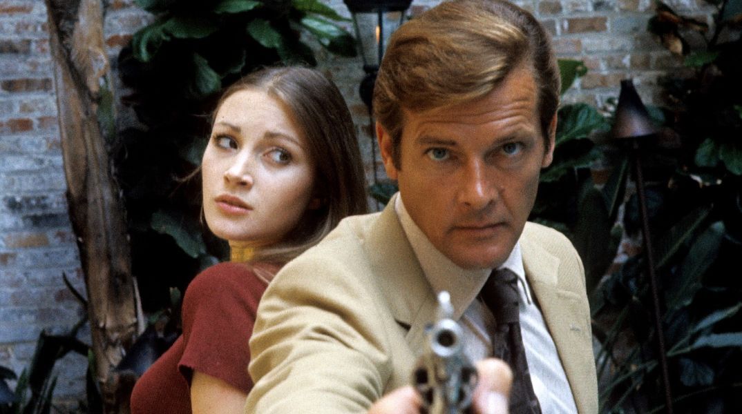 Σαν σήμερα 27 Ιουνίου 1973: Η πρώτη εμφάνιση του Ρότζερ Μουρ στον ρόλο του Τζέιμς Μποντ στην ταινία «Live and Let Die». 