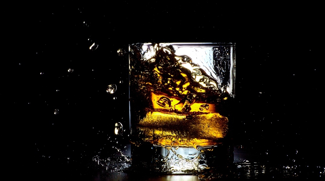 Ινδία: 63 νεκροί από την κατανάλωση νοθευμένου αλκοόλ