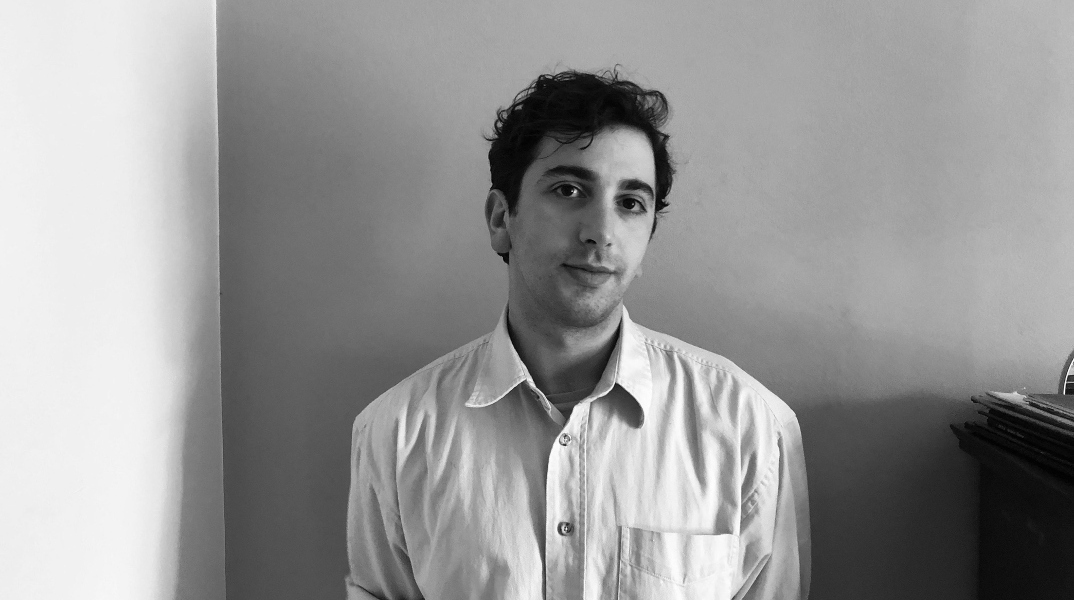 Ο ανερχόμενος σκηνοθέτης Μάριο Μπανούσι με το «Taverna Miresia* - Mario, Bella, Anastasia» στο Φεστιβάλ Αθηνών Επιδαύρου