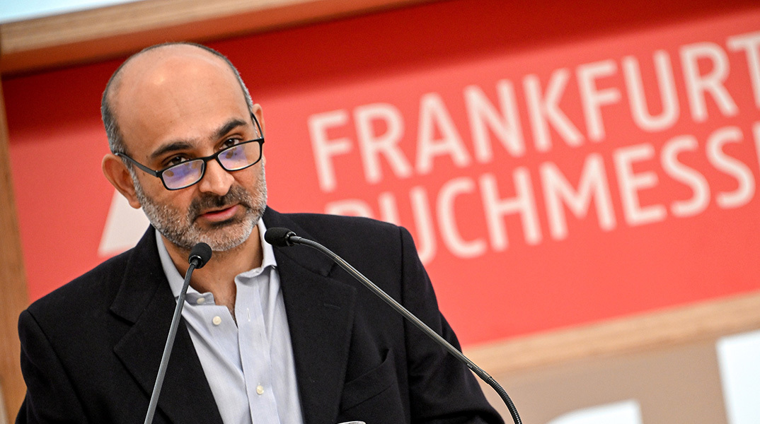 Ο τελευταίος λευκός του Μόχσιν Χαμίντ: Όταν οι λευκοί γίνονται μαύροι