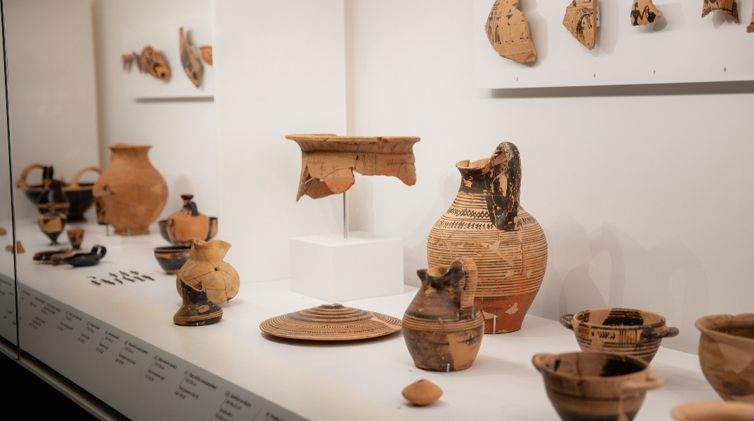 Άποψη από το Μουσείο της Ανασκαφής στο Μουσείο Ακρόπολης