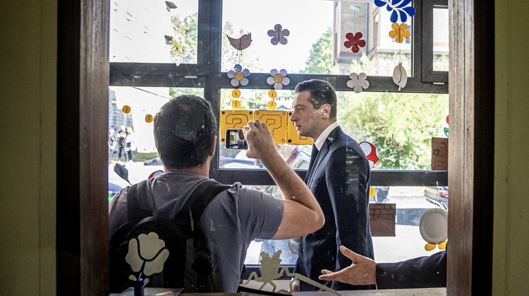 Στιγμιότυπο από την προσέλευση των πολιτικών αρχηγών στην κάλπη των γαλλικών εκλογών