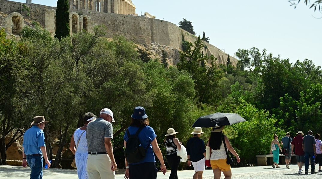 Τουρίστες εν μέσω καύσωνα στην Ακρόπολη