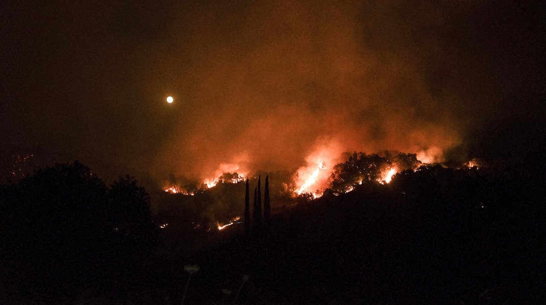 Φωτιά στην Κω: Απομάκρυνονται τουρίστες και κάτοικοι