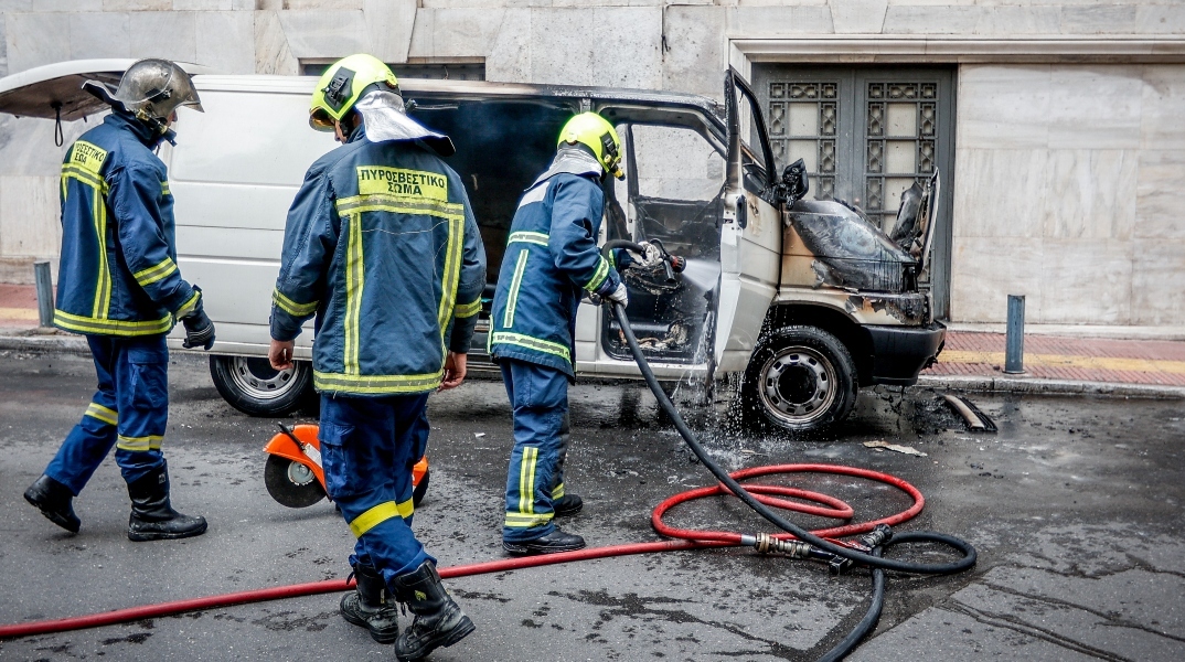 Φωτιά στην Πέτρου Ράλλη: Ξέσπασε σε μηχανάκι και επεκτάθηκε 