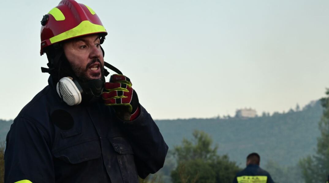 Πυροσβέστες επιχειρούν σε πυρκαγιά