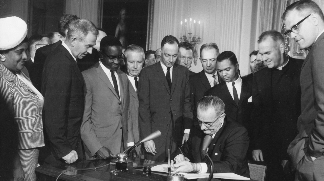 Σαν σήμερα 2 Ιουλίου ο νόμος περί Πολιτικών Δικαιωμάτων στις ΗΠΑ