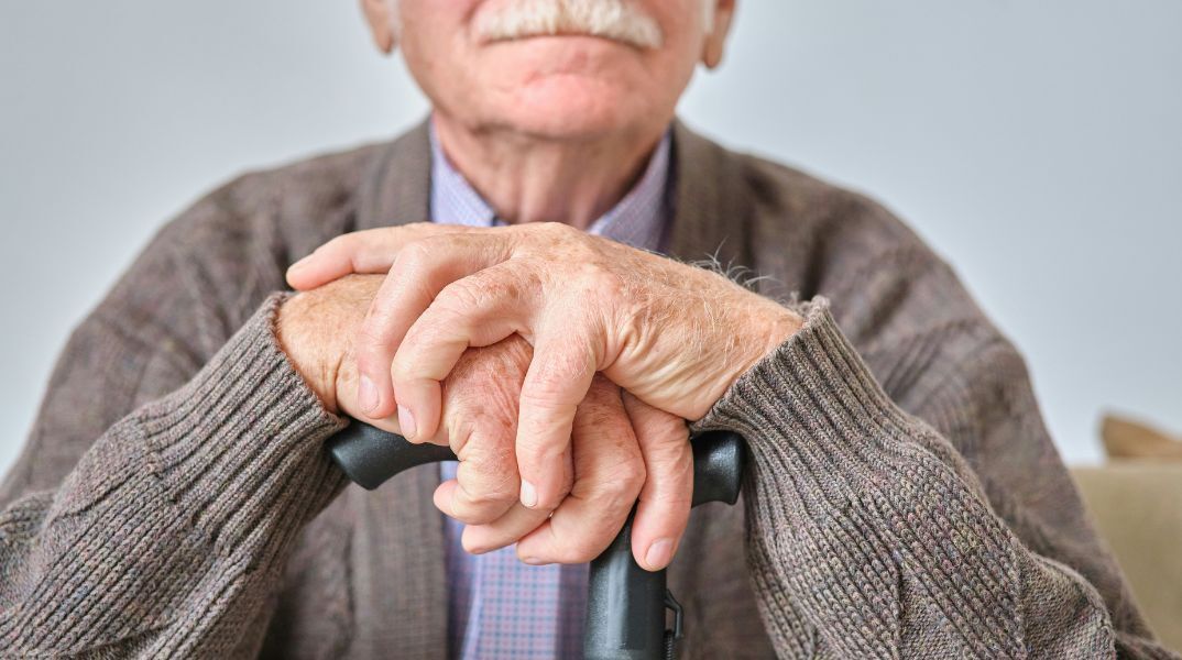 Θεσσαλονίκη: Κακουργηματική δίωξη σε 42χρονο που κατηγορείται ότι ξυλοκόπησε τον πατέρα του - Η κατάθεση του γιατρού οδήγησε στη σύλληψή του