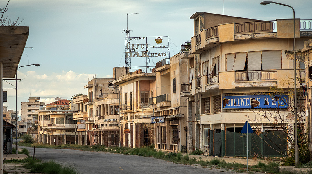 Αμμόχωστος 3,5%: Ο Σωτήρης Δανέζης φωτογραφίζει την πόλη-φάντασμα πίσω από το συρματόπλεγμα