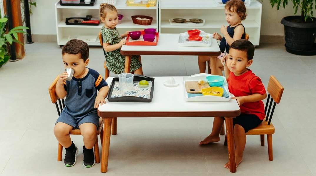 Παιδάκια σε βρεφονηπιακό σταθμό απολαμβάνουν το γεύμα τους