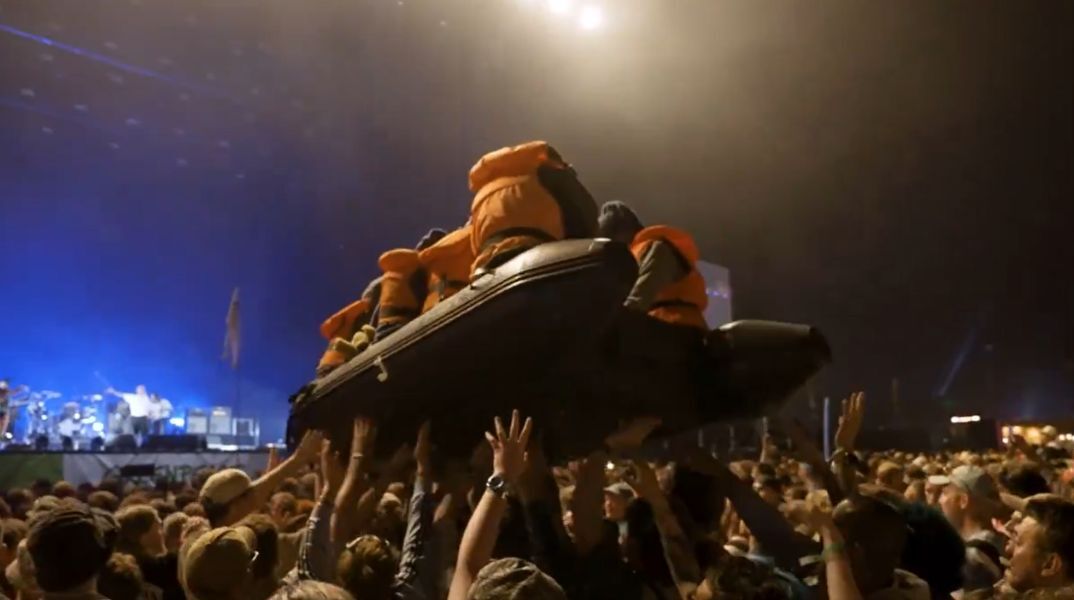 Banksy: Εικαστική παρέμβαση στο Glastonbury 2024 για τη μεταναστευτική κρίση - Φουσκωτή λέμβος ανυψώθηκε σε συναυλία - Καταδίκασε ο βρετανός ΥΠΕΣ.