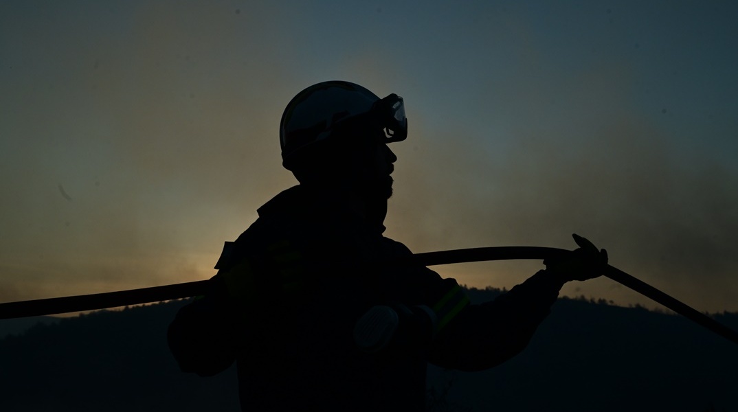Σκιά πυροσβέστη κατά τη διάρκεια κατάσβεσης