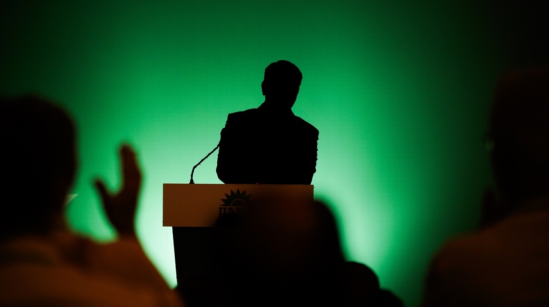 Σκιά ατόμου στο βήμα της Κεντρικής Επιτροπής του ΠΑΣΟΚ