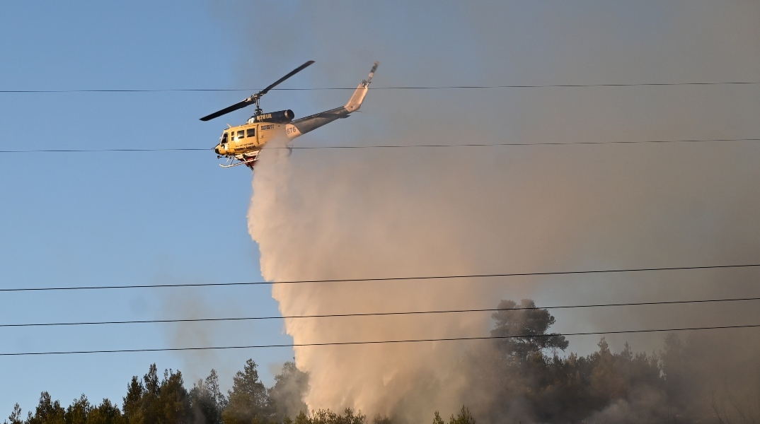 Ελικόπτερο επιχειρεί σε φωτιά