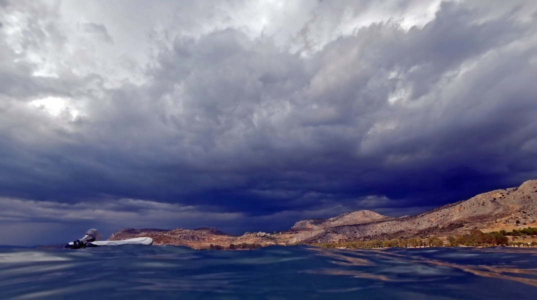 Καιρός σήμερα: Πτώση θερμοκρασίας, ισχυρές καταιγίδες και κεραυνοί