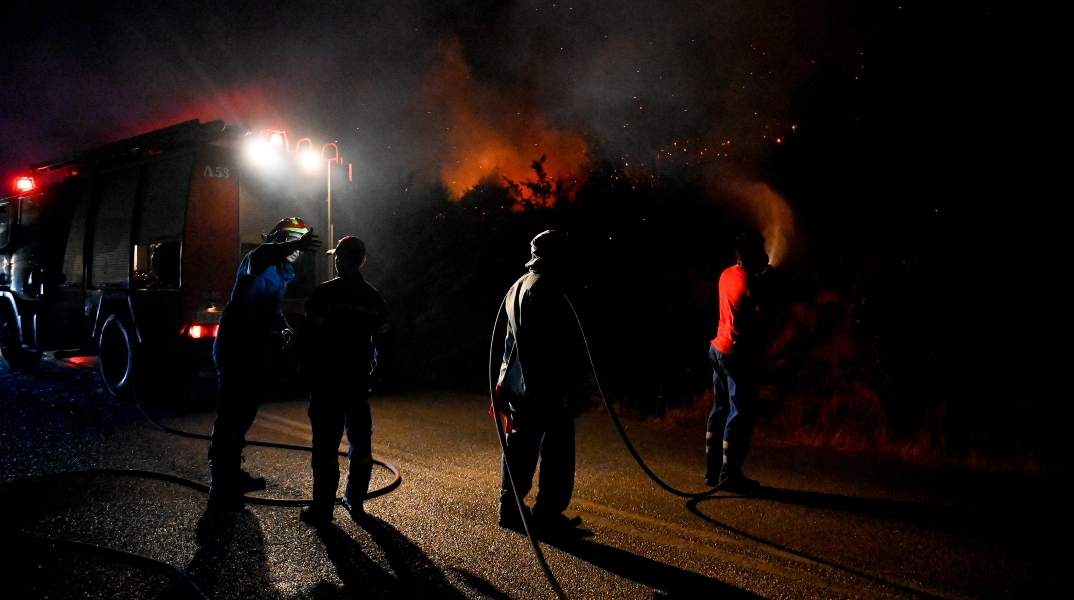 Φωτιά στον Ασπρόπυργο και διακοπή δρομολογίων του προαστιακού