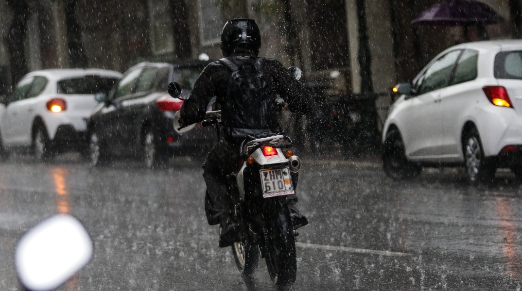 Κακοκαιρία στο Κερατσίνι: Πλημμυρισμένοι δρόμοι και πολλοί κεραυνοί 