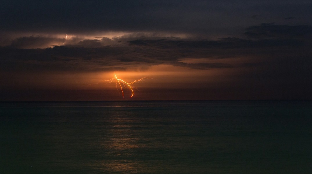 κεραυνός πέφτει στη θάλασσα