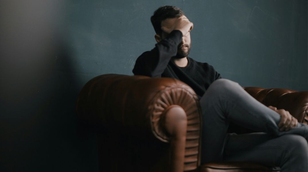 Θεσσαλονίκη: Χτύπησε με σιδερολοστό τον συγκάτοικό του επειδή τον ενοχλούσε η δυνατή μουσική που άκουγε - Καταδικάστηκε σε κάθειρξη 9,5 ετών και οδηγήθηκε στη φυλακή