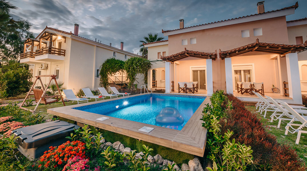 Corinthian Village: Πολυτέλεια και χαλάρωση δίπλα στη θάλασσα