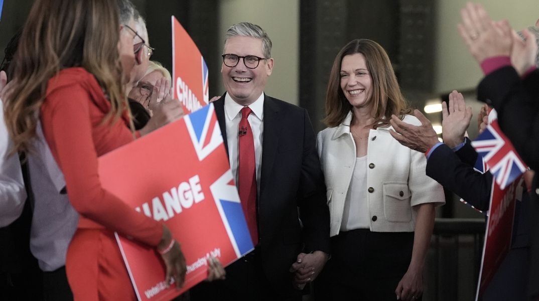 Κιρ Στάρμερ: «H αλλαγή αρχίζει τώρα», δηλώνει ο ηγέτης των Εργατικών μετά τη νίκη του κόμματος του στις βρετανικές εκλογές.