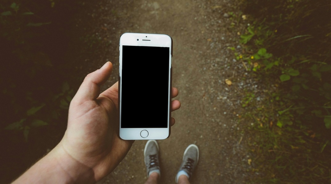 Άνδρας κρατά κινητό