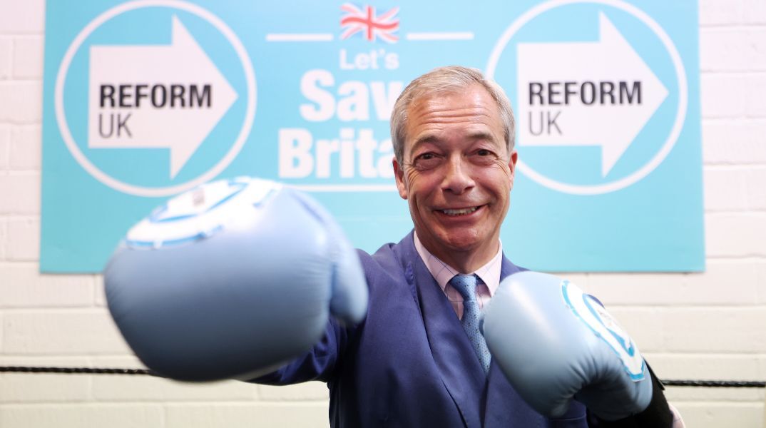 Βρετανικές εκλογές: Ο Νάιτζελ Φάρατζ εξελέγη βουλευτής ύστερα από επτά αποτυχημένες απόπειρες - Πόσες έδρες κερδίζει το ακροδεξιό Reform UK