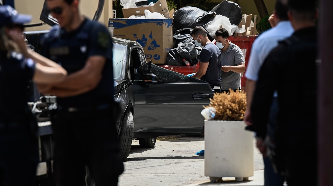 Οι αρχές στο όχημα του δολοφονημένου Παναγιώτη Στάθη στο Ψυχικό