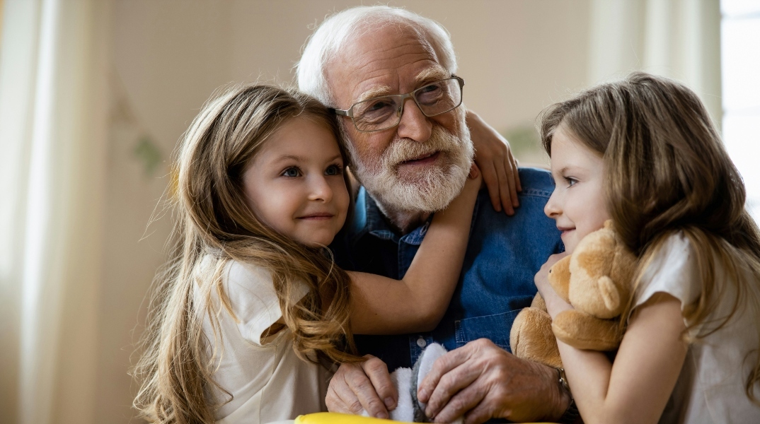 Σουηδία: Πληρώνει παππούδες για να προσέχουν τα εγγόνια τους