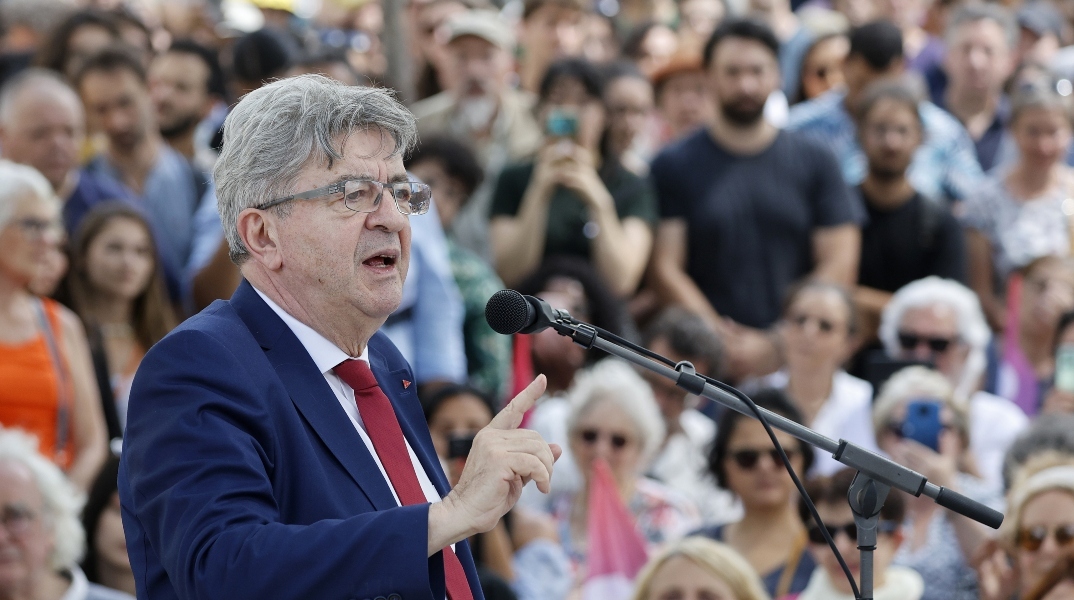 Μελανσόν για γαλλικές εκλογές: Ο Μακρόν να καλέσει το Νέο Λαϊκό Μέτωπο να κυβερνήσει