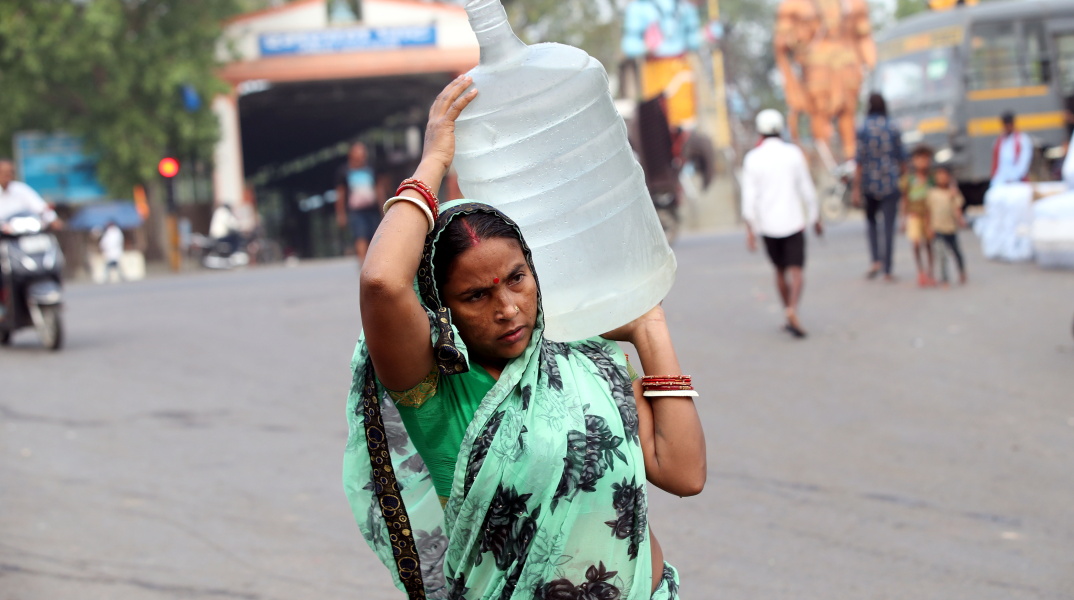 Την πιο κοπιαστική δουλειά στην Ινδία την κάνουν γυναίκες 