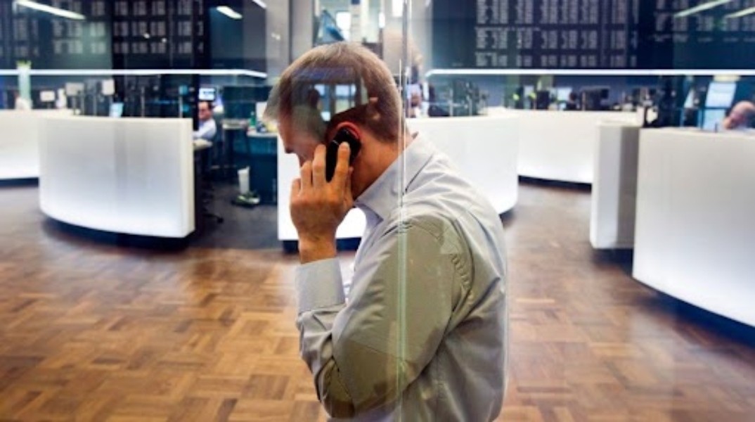 Πολιτικό αδιέξοδο στη Γαλλία προεξοφλούν οι αγορές - Πτώση του ευρώ