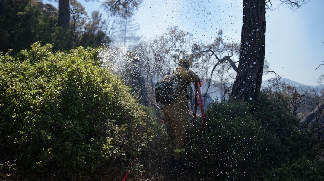 Πυροσβέστης κατά τη διάρκεια κατάσβεσης φωτιάς