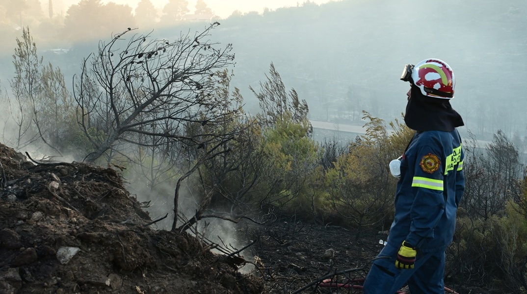 Πυροσβέστης σε επιχείρηση κατάσβεσης φωτιάς